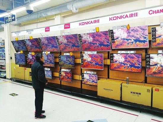 消費(fèi)者正在選購(gòu)4k高清智能平板電視。