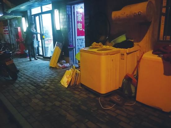 小巷深處的家電回收門面。目前，普通市民家庭的舊家電，大部分進(jìn)入了這種回收渠道。