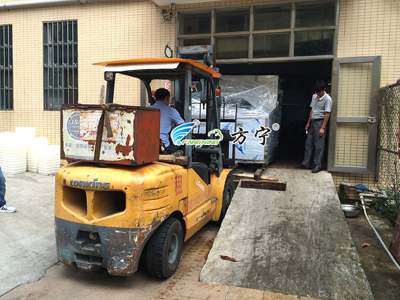 1562637689340364.jpg 客戶叉車卸貨.jpg