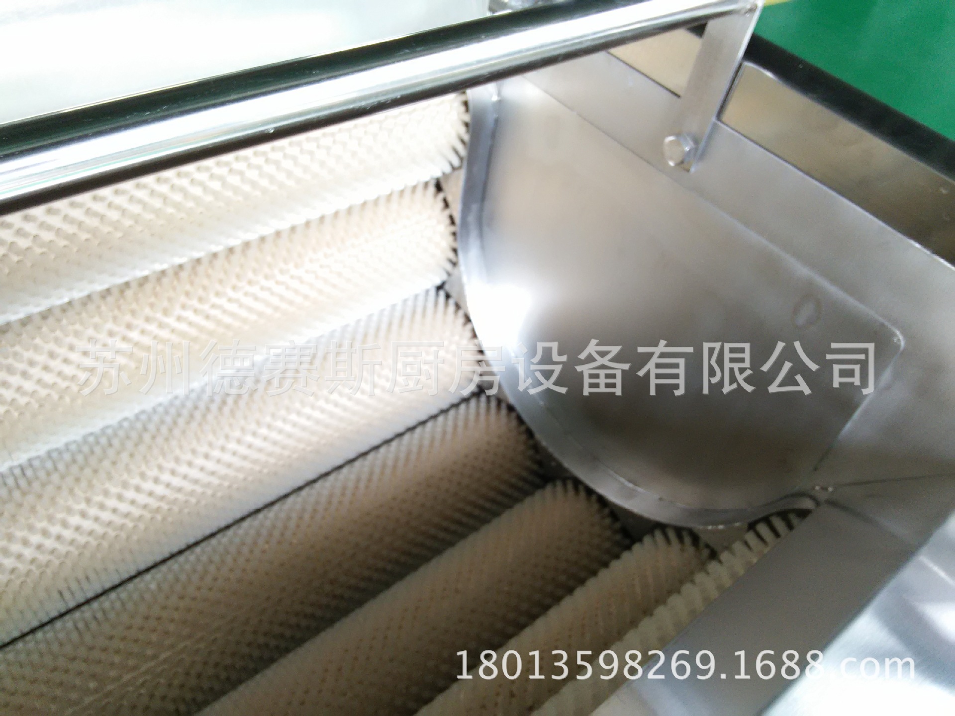 供應(yīng)毛刷式土豆脫皮機(jī)優(yōu)質(zhì)商用不銹鋼去皮機(jī)蘇州廠家直銷