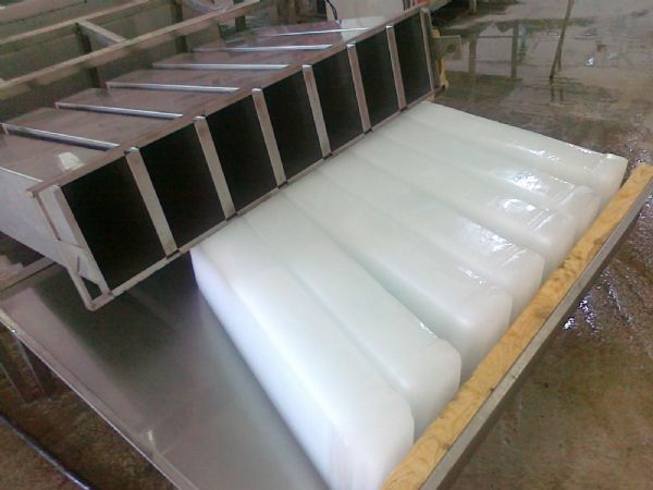 供應(yīng)大型工業(yè)冰磚機 商用制冰機 各種規(guī)格制冰機