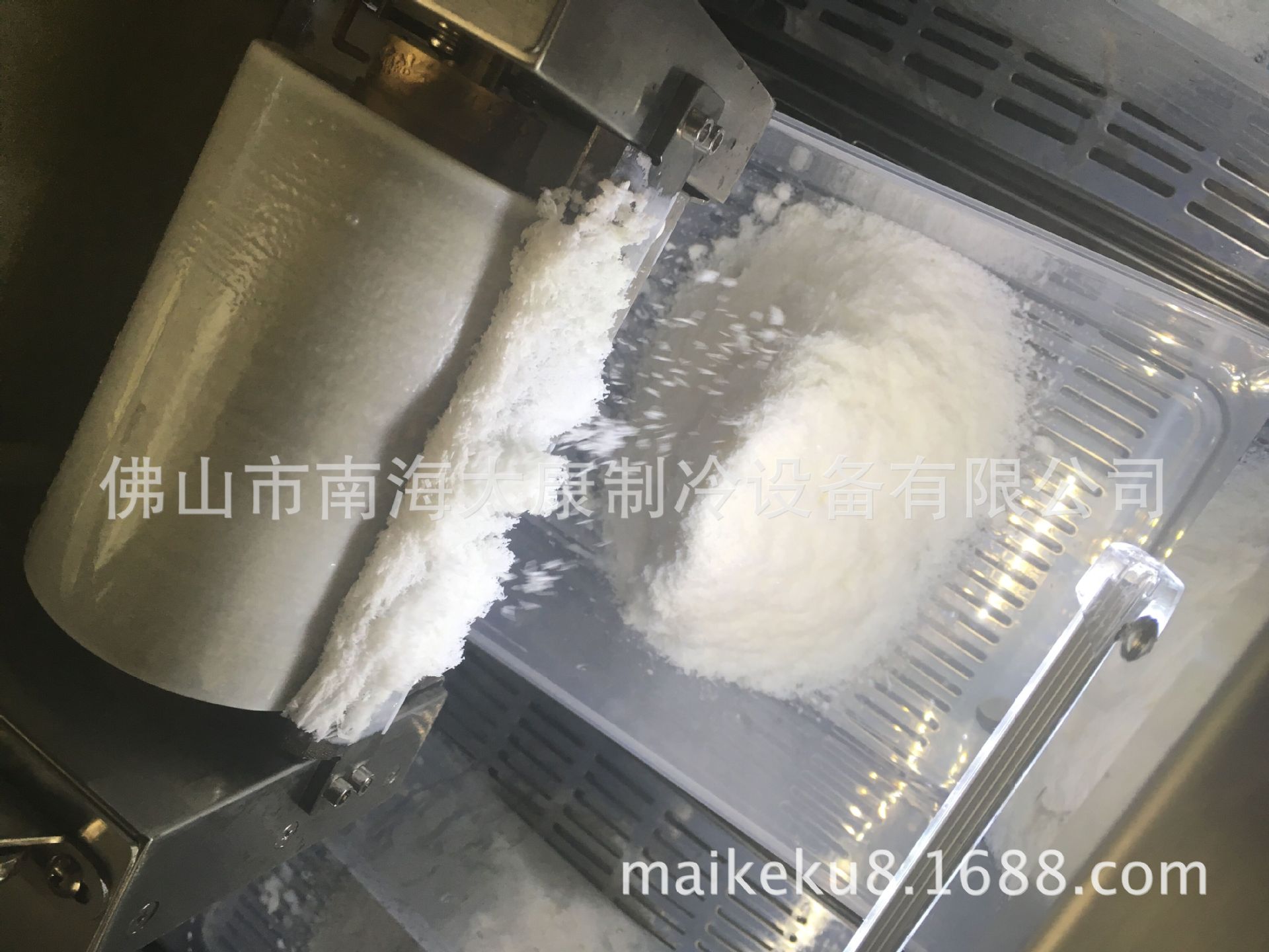 牛奶雪花制冰機(jī) 全國維修雪冰機(jī)商用小型牛奶冰機(jī)飄雪機(jī)廠家直銷