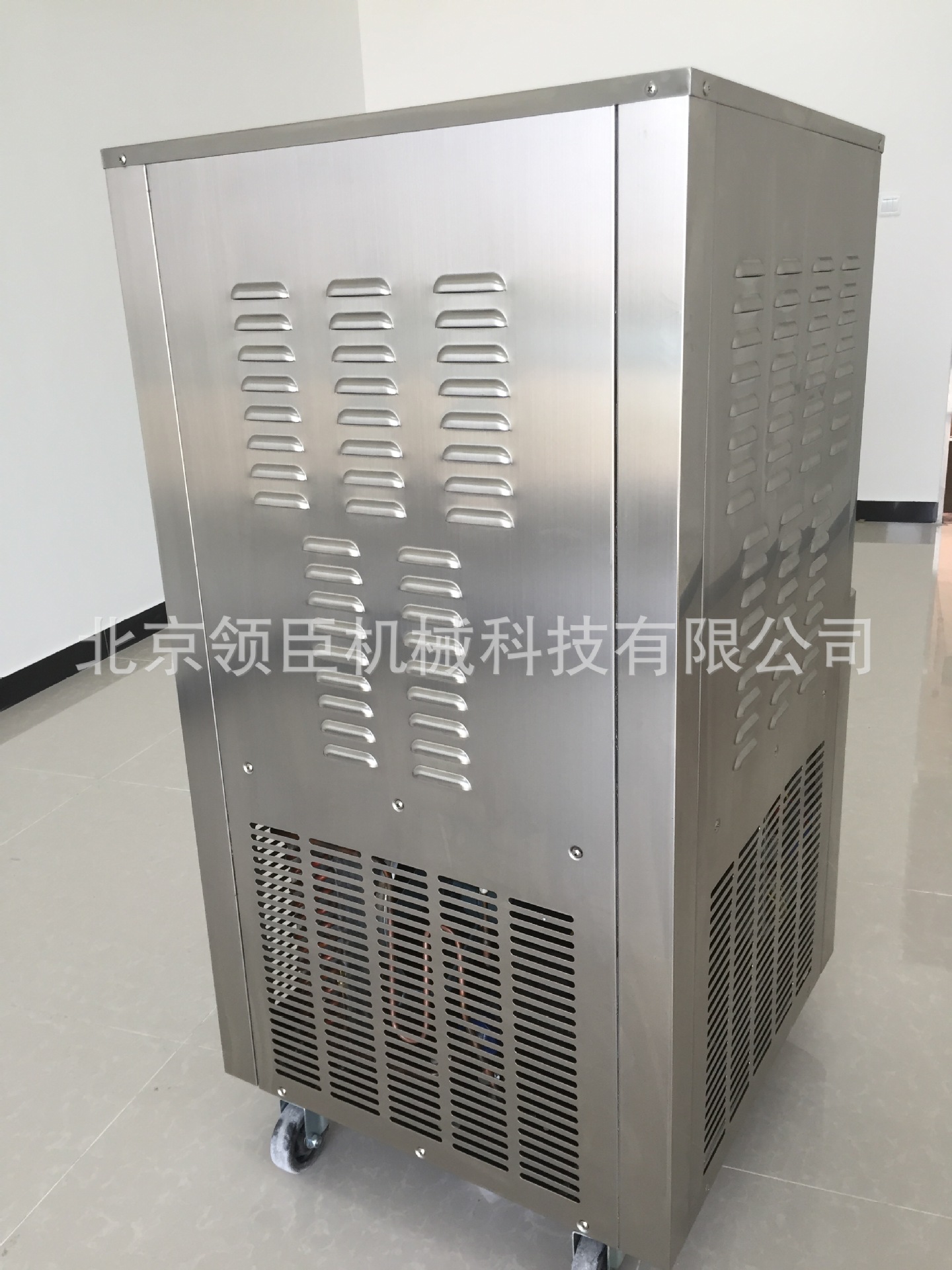直銷三色三口味軟臺式甜筒冰淇淋機商用優(yōu)質(zhì)立式冰激凌雪糕機