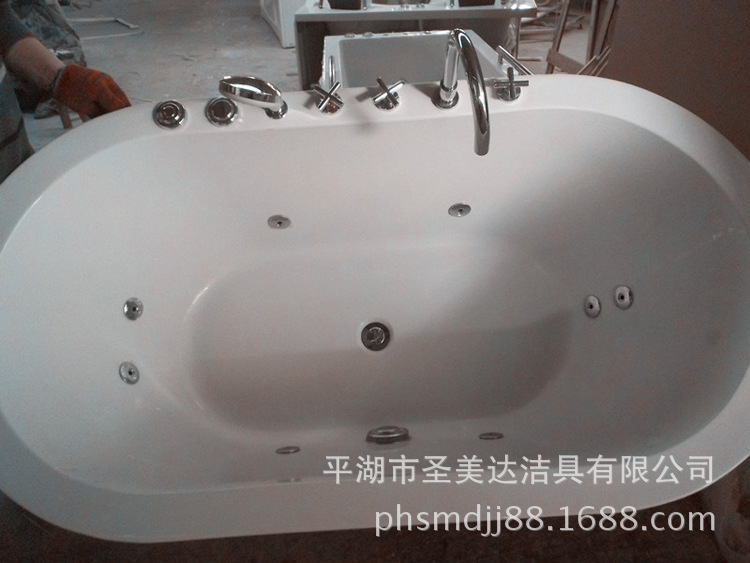 廠家直銷批發(fā)價亞克力按摩沖浪浴缸獨(dú)立式內(nèi)嵌式浴盆酒店工程浴缸
