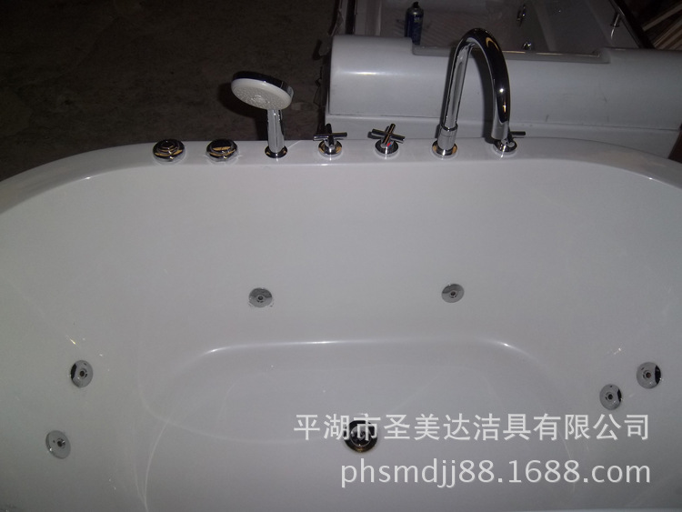 廠家直銷批發(fā)價亞克力按摩沖浪浴缸獨(dú)立式內(nèi)嵌式浴盆酒店工程浴缸