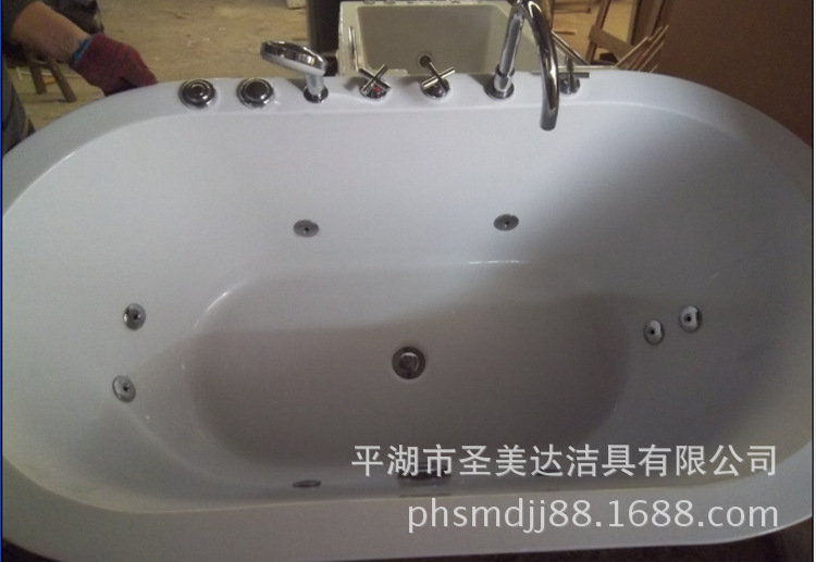 廠家直銷批發(fā)價亞克力按摩沖浪浴缸獨(dú)立式內(nèi)嵌式浴盆酒店工程浴缸