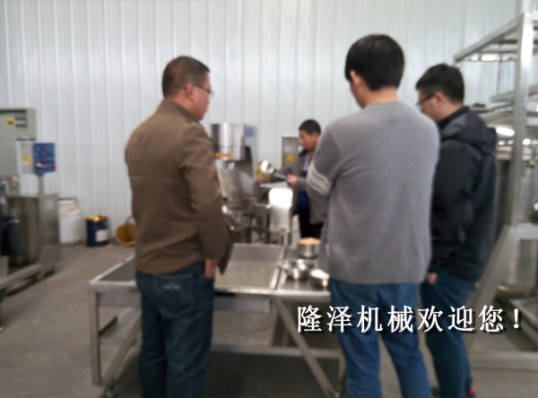 大型全自動(dòng)炒菜鍋 燃?xì)怆姶偶訜釘嚢璩戳蠙C(jī) 仿人工翻炒大鍋菜機(jī)器
