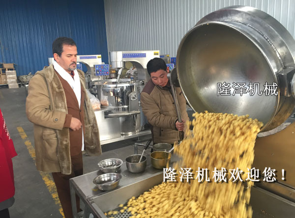 大型全自動(dòng)炒菜鍋 燃?xì)怆姶偶訜釘嚢璩戳蠙C(jī) 仿人工翻炒大鍋菜機(jī)器