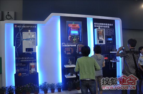 消費(fèi)者參觀產(chǎn)品 消費(fèi)者參觀產(chǎn)品