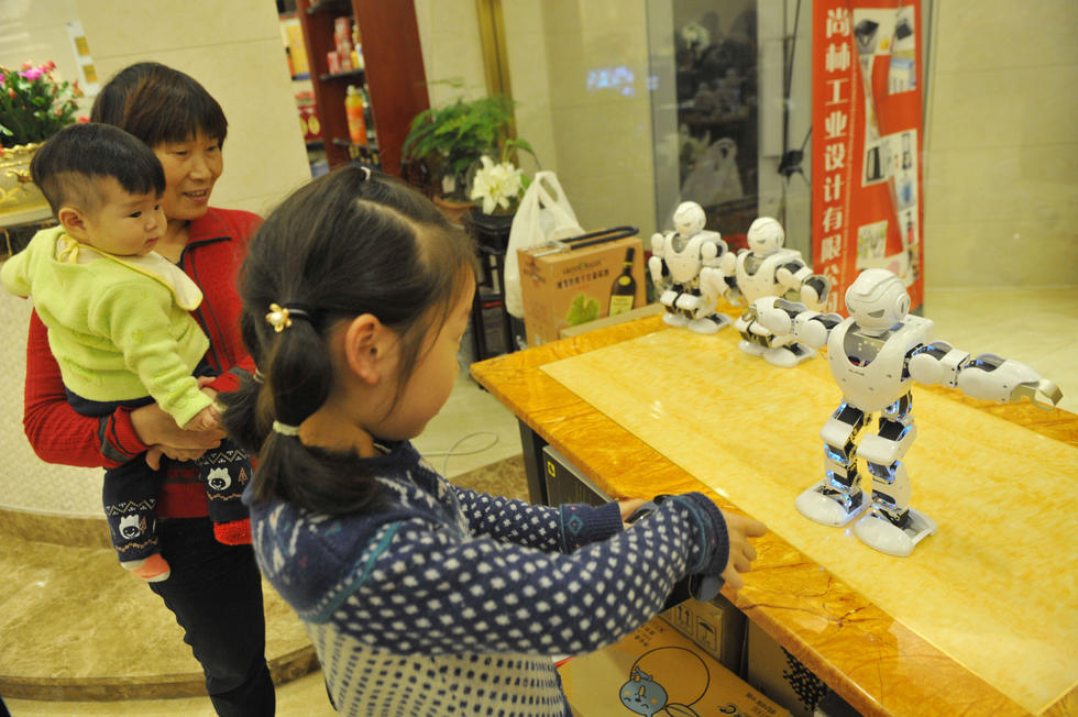 寧波一餐廳現(xiàn)機器人“服務(wù)員” 會說40句基本用語