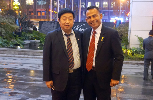 四川廚房用具行業(yè)協(xié)會(huì)會(huì)長(zhǎng)鄭保華先生參加第六屆世界華人經(jīng)濟(jì)論壇