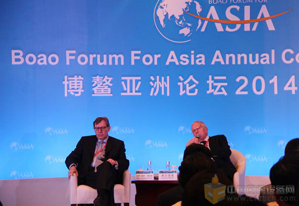 波士頓咨詢?nèi)?CEO Hans-Paul Bürkner（左一） 2006 年諾貝爾經(jīng)濟(jì)學(xué)獎得主、哥倫比亞大學(xué)教授 Edmund PHELPS（右一）