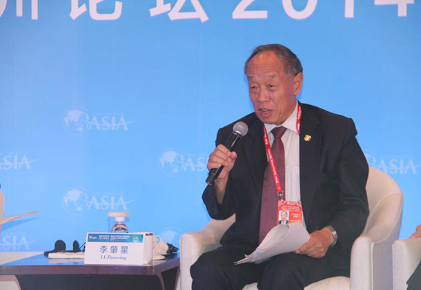 前外交部長(zhǎng)、中國(guó)人民外交學(xué)會(huì)名譽(yù)會(huì)長(zhǎng)、中國(guó)公共外交協(xié)會(huì)會(huì)長(zhǎng)李肇星在會(huì)場(chǎng)發(fā)言