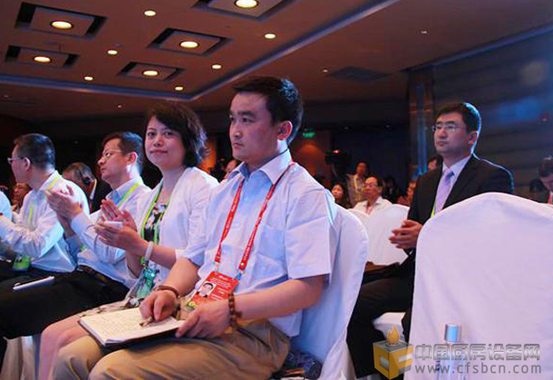 中國廚房設(shè)備網(wǎng)副總經(jīng)理于鳳海（右一） 民生加銀資產(chǎn)管理有限公司項目負(fù)責(zé)人鄧?yán)桕枺ㄓ叶┰跁h現(xiàn)場