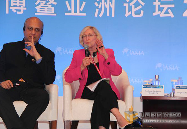 美國前商務(wù)部長、芭芭拉?富蘭克林公司總裁 Barbara Franklin（右一）