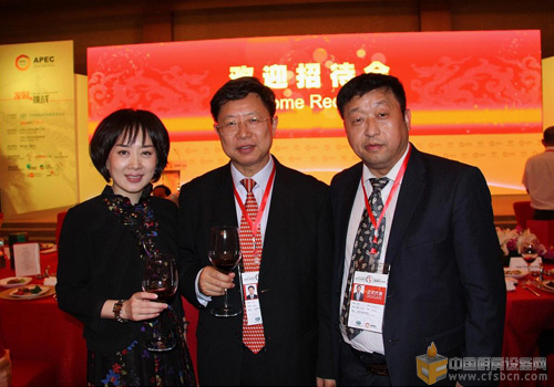 敦煌網(wǎng)創(chuàng)始人王樹彤、中國國際貿(mào)易促進(jìn)委員會(huì)副會(huì)長于平、中國廚房設(shè)備網(wǎng)董事長鄭保華
