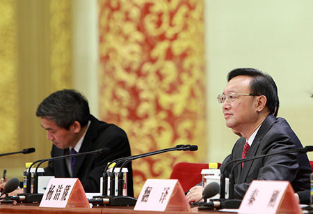 十二屆全國人大一次會議在人民大會堂三樓金色大廳舉行記者會，圖為外交部部長楊潔篪答中外記者問。