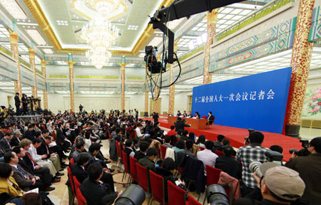 十二屆全國人大一次會議在人民大會堂三樓金色大廳舉行記者會，圖為外交部部長楊潔篪答中外記者問。