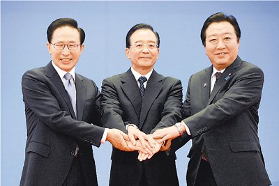 中國(guó)國(guó)務(wù)院總理溫家寶主持會(huì)議，韓國(guó)總統(tǒng)李明博、日本首相野田佳彥與會(huì)