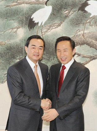 韓國(guó)當(dāng)選總統(tǒng)李明博會(huì)見(jiàn)中國(guó)政府特使、外交部副部長(zhǎng)王毅