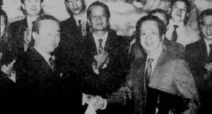中國國務委員兼外交部長錢其琛同韓國外務部長官李相玉在北京簽署建交聯(lián)合公報