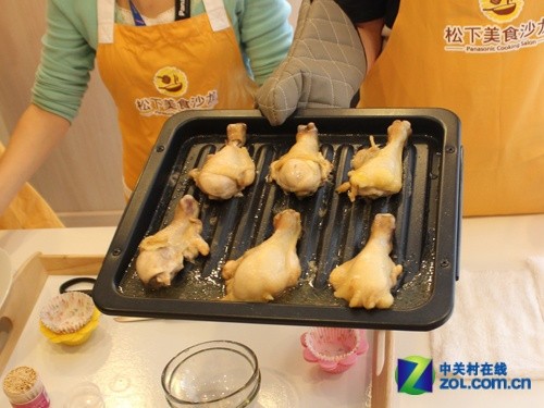 使用DS系列微波爐制作烤雞腿，能夠很明顯的看到食物油脂被分解出來(lái)