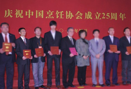 樂(lè)鷹領(lǐng)獎(jiǎng)現(xiàn)場(chǎng)（左2為樂(lè)鷹銷(xiāo)售部總經(jīng)理張如波先生）