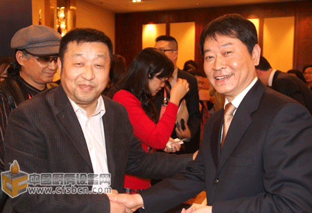 中國國家發(fā)展改革委副主任穆虹、中國廚房設(shè)備網(wǎng)總經(jīng)理鄭保華