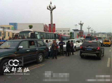 【地震快訊】緊急呼吁！蘆山通往太平、龍門災(zāi)區(qū)唯一出口被車堵死