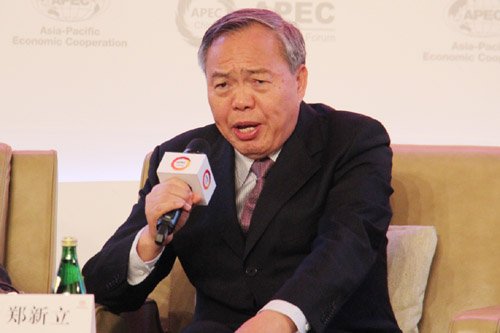 全國政協(xié)經(jīng)濟(jì)委員會(huì)副主任、中國國際經(jīng)濟(jì)交流中心常務(wù)副理事長鄭新立