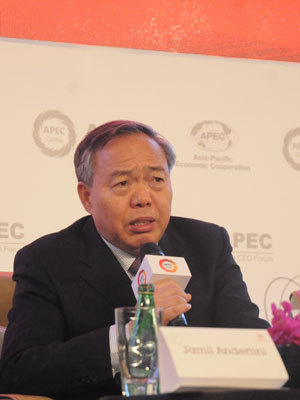 全國政協(xié)經(jīng)濟(jì)委員會(huì)副主任、中國國際經(jīng)濟(jì)交流中心常務(wù)副理事長鄭新立