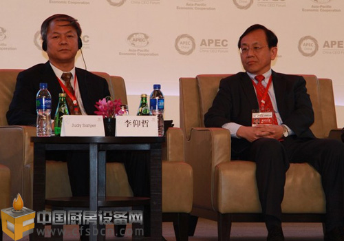 圖為國家發(fā)展改革委國家節(jié)能中心主任李仰哲，與杜邦公司全球副總裁兼大中國區(qū)總裁蘇孝世