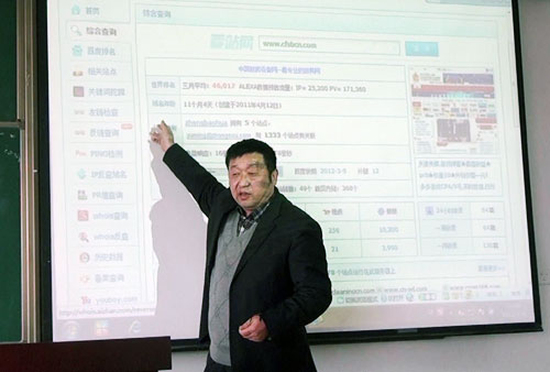 鄭總向成都信息工程學院的學生展示中國廚房設備網發(fā)展的成果