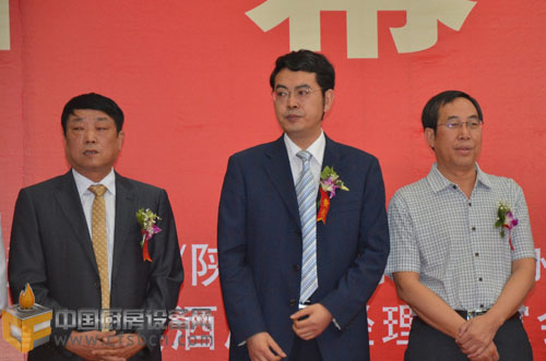 成都萍聚酒店用品公司董事長黃炳全（左）、西安市會展管理辦公室主任汪濤（中）、陜西省商務(wù)廳副巡視員王社安