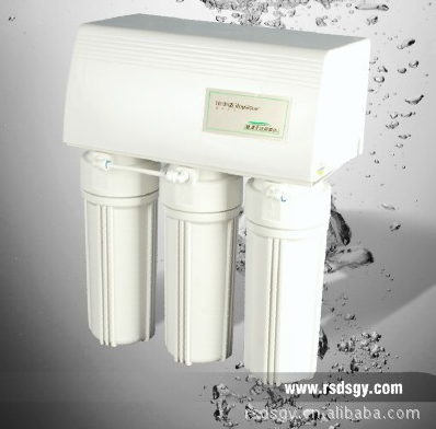 家用廚房?jī)羲? /><br></p><p><strong>工作原理</strong></p><p>第一級(jí)：PP濾芯，PP熔噴濾芯對(duì)原水進(jìn)行初過(guò)濾，濾除水中的泥沙、雜質(zhì)、膠體、懸浮物等。</p><p>第二級(jí)：顆粒活性炭濾芯，吸附凈化，去除水中異色、異味、余氯、重金屬、有機(jī)物等。</p><p>第三級(jí)：壓縮活性炭，深層吸附過(guò)濾水中異色、異味、重金屬及有機(jī)物等有害物質(zhì)，改善出水口感。</p><p>第四級(jí)：RO反滲透膜，應(yīng)用水壓逆滲透原理，去除水中極細(xì)微雜質(zhì)、重金屬、可溶性固體、細(xì)菌、病毒等一切有害物質(zhì)，既保留水分子和溶解氯，出水純凈。</p><p>第五級(jí)：椰殼顆?；钚蕴?，吸附來(lái)自壓力桶內(nèi)丁晴橡膠皮囊中純水的極微量天然橡膠味，使出水口感甘醇。</p><p><strong>產(chǎn)品特點(diǎn)</strong></p><p>韓國(guó)RO膜濾芯</p><p>管路快接技術(shù)</p><p>LED晶亮顯示屏</p><p>自檢自沖功能</p><p>完美流線形設(shè)計(jì)</p><p><strong>技術(shù)參數(shù)</strong></p><p>型號(hào)：50#RSD-1型(50G/PL/D-K)</p><p>電源：220V/50HZ</p><p>輸入功率：28W</p><p>制水量：1520L/24H</p><p>適用水壓：≤0.5MPa</p><p>適用水質(zhì)：市政自來(lái)水(GB5749-85)</p><p>進(jìn)水硬度：≤180PPM</p><p>進(jìn)水TDS:≤800PPM</p><p>主機(jī)尺寸：41*21*48CM</p><p><br><br></p>【<a href=