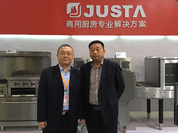 四川省廚房用具行業(yè)協(xié)會會長鄭保華參觀第二十二屆廣州酒店用品展覽會